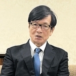 理事会の審議結果について説明する神戸市民文化振興財団の服部孝司理事長＝神戸市中央区楠町４、神戸文化ホール