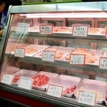 店先の商品にはきりのいい金額の値札が並ぶ。内税表示のため「変えにくい」とこぼす店主も＝５日午後、神戸市兵庫区東山町１、東山商店街