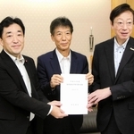 原邦彰総務事務次官（中央）に提案書を手渡す久元喜造神戸市長（右）と横畑和幸神戸市会議長＝総務省
