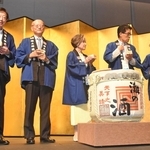 鏡開きで開催を祝う久元喜造神戸市長（左端）、俳優の竹下景子さん（中央）ら＝東京都内