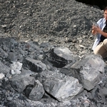 トンネル工事で掘削され、保管されている篠山層群の石。この中に新たな発見につながる化石などが見つかるかもしれない＝三田市弥生が丘６、兵庫県立人と自然の博物館