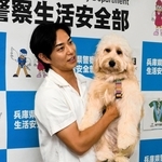 わんわん見守り隊の広報大使に就任した友永真也さん＝県警本部