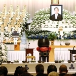 約４００人が参列した前衆院議員松本剛明さんの告別式＝７日午前、東京都港区