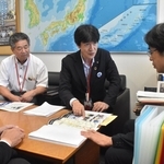 国道１７５号の整備促進を求め、（右から）国土交通省の沓掛敏夫道路局長に現状を説明する片山象三西脇市長と林時彦丹波市長ら＝東京都千代田区