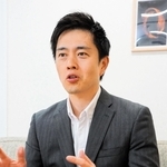 神戸新聞社のインタビューに応じる吉村洋文大阪府知事＝大阪市中央区、日本維新の会本部