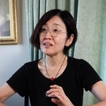 父が残した日記を開き、思いを語る中西利香さん＝いずれも明石市大蔵八幡町（撮影・吉田敦史）