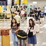 帰省客や観光客でにぎわうロビー＝８日午前、神戸市中央区神戸空港（撮影・笠原次郎）