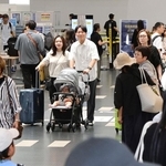 帰省客や観光客でにぎわうロビー＝８日午前、神戸市中央区神戸空港（撮影・笠原次郎）