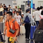 帰省客や観光客でにぎわうロビー＝８日午前、神戸市中央区神戸空港（撮影・笠原次郎）