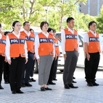 熊本地震の被災者支援部隊として現地に向かう兵庫県警の警察官＝８日午前、神戸市中央区下山手通５