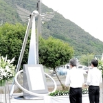 復興モニュメントに花をたむける江見秀樹町長（中央）ら＝兵庫県佐用町久崎、復興ひろば