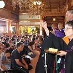 深夜に営まれる「星下り会式」で、参拝者を清める僧ら＝８日深夜、神戸市灘区、摩耶山天上寺（撮影・風斗雅博）