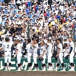 智弁和歌山に惜敗した社の選手たちに応援席から惜しみない拍手が送られた＝11日午後、西宮市の甲子園球場（撮影・斎藤雅志）