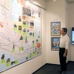 明石市立文化博物館内の「平和資料室」に掲示されている巨大な地図パネル。戦時下の暮らしや空襲の跡を示している＝明石市上ノ丸２