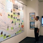 明石市立文化博物館内の「平和資料室」に掲示されている巨大な地図パネル。戦時下の暮らしや空襲の跡を示している＝明石市上ノ丸２