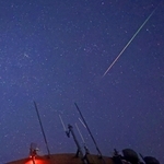 色合いを変化させながら輝いた流れ星＝１４日未明、兵庫県猪名川町柏原