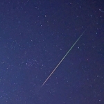 色合いを変化させながら輝いた流れ星＝１４日未明、兵庫県猪名川町柏原