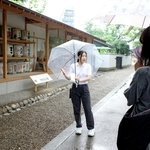 西宮神社と日本酒のつながりを説明するガイド役の田中怜歩さん＝西宮市社家町、西宮神社
