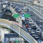 お盆のＵターンラッシュで渋滞する阪神高速神戸線の上り車線。下は一般道＝１５日午後５時２１分、神戸市長田区大橋町３（撮影・鈴木雅之）
