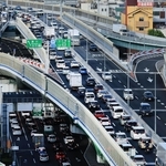 お盆のＵターンラッシュで渋滞する阪神高速神戸線の上り車線。下は一般道＝１５日午後５時２１分、神戸市長田区大橋町３（撮影・鈴木雅之）