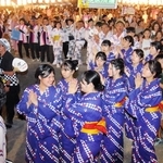 やぐらを囲んで手拍子を合わせる踊り手たち＝１５日夜、丹波篠山市北新町（撮影・千葉翔大）