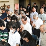 戦没船員を追悼するため黙とうをささげる出席者ら＝１５日午後、神戸市中央区海岸通３、全日本海員組合関西地方支部（撮影・斎藤雅志）