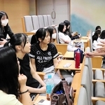 映画上映後、学生たちと意見を交わす池谷薫さん（右端）＝甲南女子大
