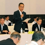近畿２府８県議会議長会議であいさつする兵庫県議会の北野実議長（中央）＝姫路市駅前町、ホテルモントレ姫路