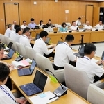 兵庫県の公債費負担適正化計画案などについて議論した県議会総務常任委員会＝１８日午前、県庁
