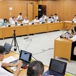 兵庫県の公債費負担適正化計画案などについて議論した県議会総務常任委員会＝１８日午前、県庁