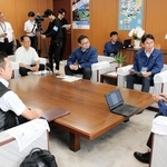 斎藤元彦知事（右端）に、被災した熊本での支援活動について報告する職員たち＝１８日午前、兵庫県庁