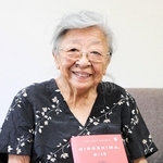 父・谷本清さんの手記が書籍化された「ＨＩＲＯＳＨＩＭＡ，８：１５」を手に「原爆投下直後だけでなく、いつ後遺症が出るかわからないのが核兵器の恐ろしさ」と話す近藤紘子さん＝西宮市上ケ原一番町、関西学院大学