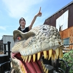 子どもや小柄な女性が背中に乗ることができる恐竜のオブジェ＝姫路市網干区新在家、ワン・ステップ関西支店