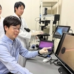 ３次元培養筋を使った研究を続ける神戸学院大の田村行識講師とゼミ生ら＝神戸市西区伊川谷町有瀬