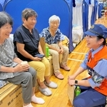 熊本地震の避難所で被災者の相談を受ける兵庫県警の支援部隊の隊員（県警提供）