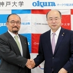包括連携協定を結んだオークラ輸送機の大庫良一社長（左）と神戸大学の藤澤正人学長＝加古川市野口町古大内