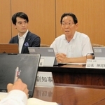 兵庫県の公債費負担適正化計画について意見を述べる県市長会会長の福元晶三・宍粟市長（右から２人目）＝２１日午前、県庁