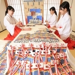 七五三の千歳あめを袋詰めする巫女たち＝２２日午前、神戸市中央区下山手通１、生田神社（撮影・吉田敦史）