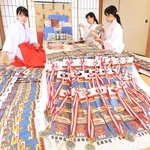 七五三の千歳あめを袋詰めする巫女たち＝２２日午前、神戸市中央区下山手通１、生田神社（撮影・吉田敦史）
