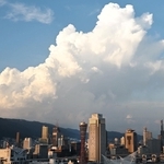 上空に出現した積乱雲＝２２日午後、神戸市中央区東川崎町１から撮影