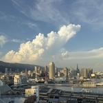 上空にわき上がる雲＝２２日午後５時５８分、神戸市中央区東川崎町1から撮影
