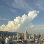 上空にわき上がる雲＝２２日午後５時５８分、神戸市中央区東川崎町1から撮影