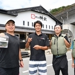 海ぶどうの養殖に取り組む網元桝政の従業員ら＝たつの市御津町室津