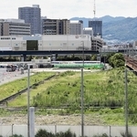 ＪＲの新駅設置が検討されている工場跡地の一角。ＪＲの線路がすぐ北側を通っている＝西宮市津門飯田町