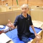 身を寄せる避難所で段ボールベッドに腰かける松田幸四郎さん＝１９日、熊本県宇城市小川町江頭、小川防災拠点センター（撮影・吉田敦史）