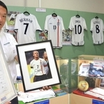 ２００２年のサッカーのワールドカップで淡路島に滞在したイングランドナショナルチームの記念品を集め、淡路ワールドパークＯＮＯＫＯＲＯで開かれた展示＝２０１３年５月