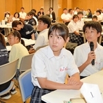 「相生市いじめ防止宣言」をまとめた小中生ら＝相生市相生６、市文化会館なぎさホール