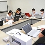 文化財情報のデジタル化に励む武庫川女子大学の学生と「さんだアートガーデン」の海野芳樹副理事長（右）＝三田市駅前町