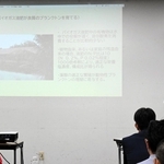 バイオガス副産物の消化液の漁業利用について話す桑原さん＝神戸市内