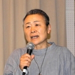 反原発集会でマイクを握る菅野みずえさん＝２０２４年５月、大阪市西成区
